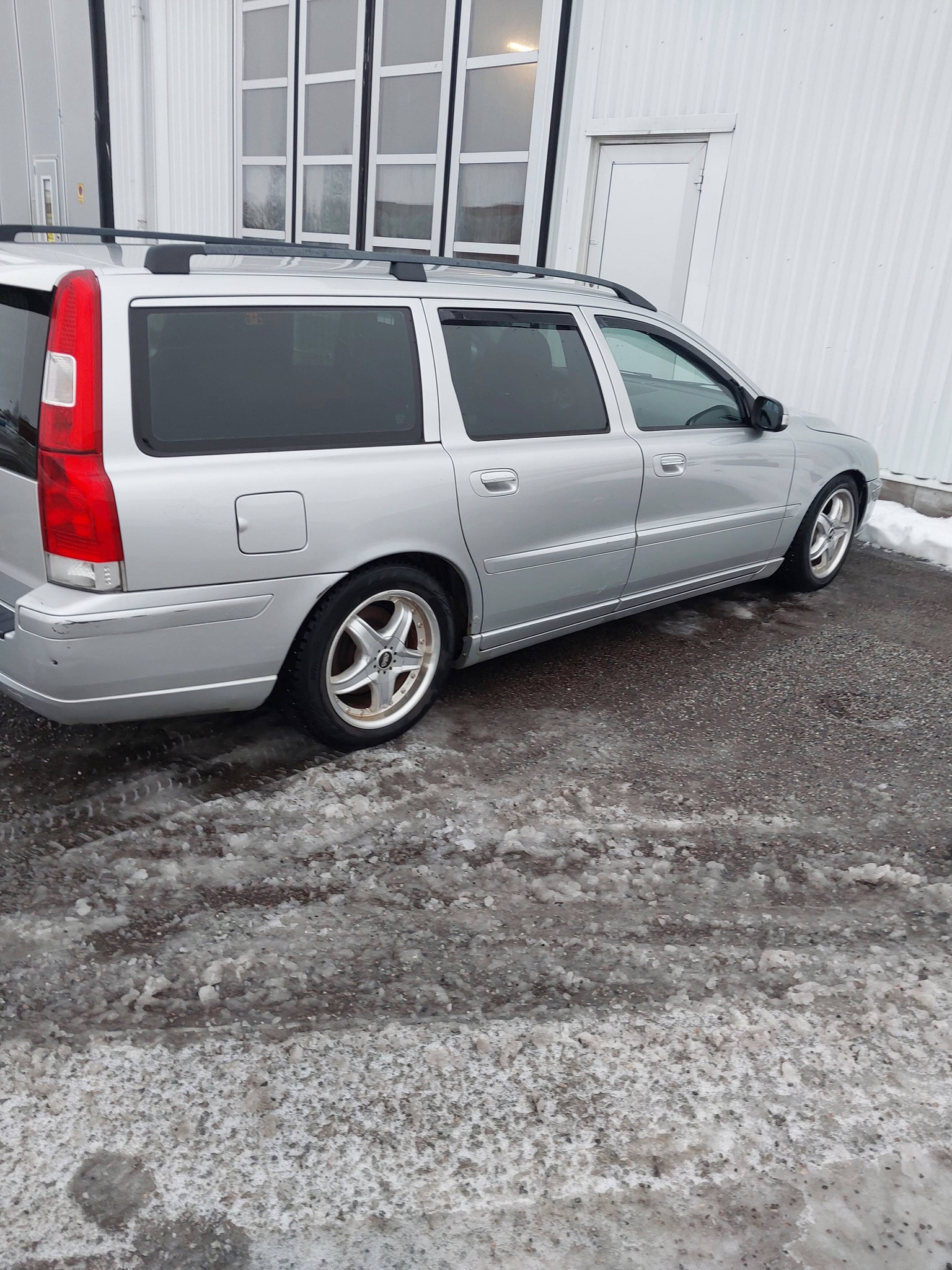 Silverfärgad Volvo V70 ombyggd till a-traktor, sedd snett bakifrån
